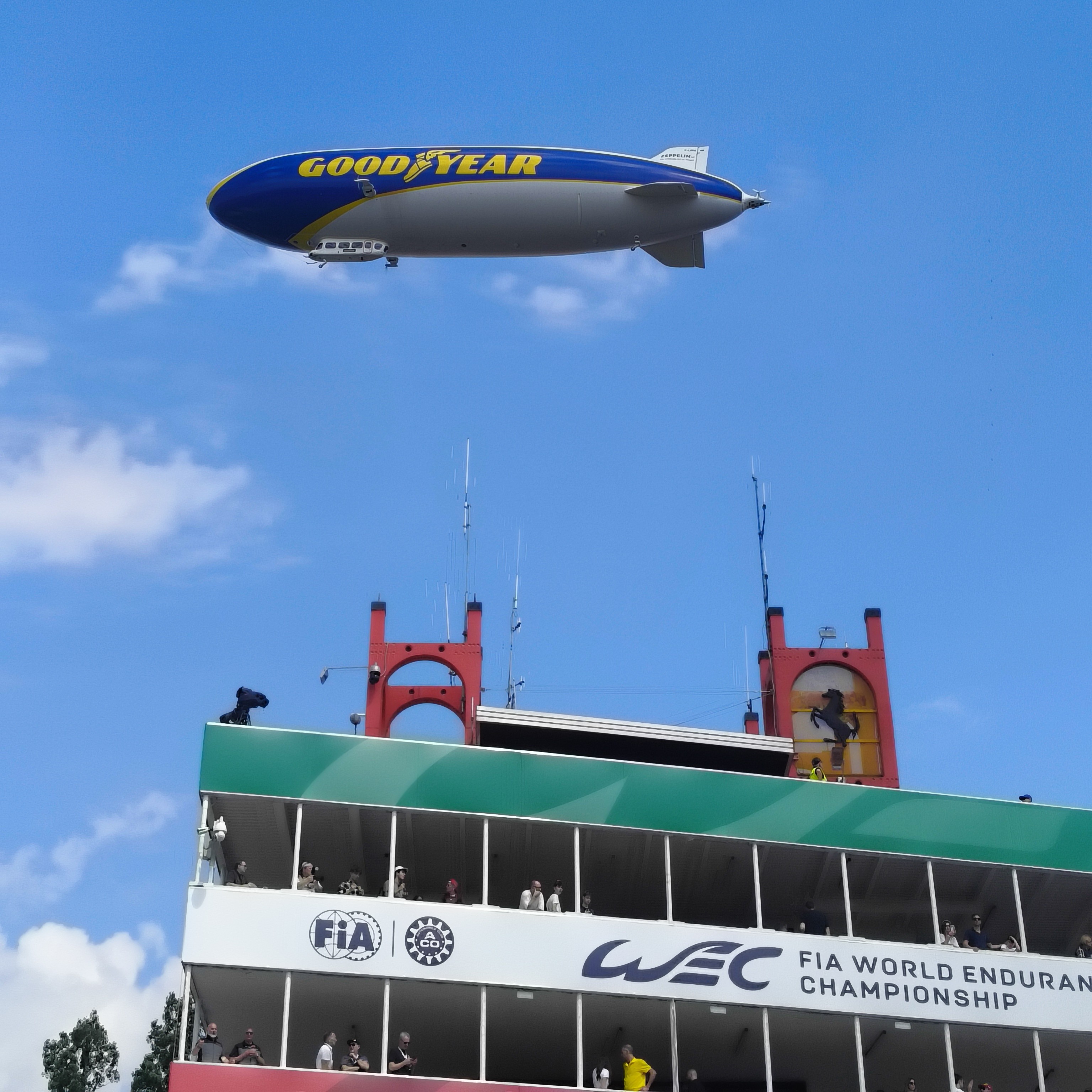 GoodYear Blimp sulla torre