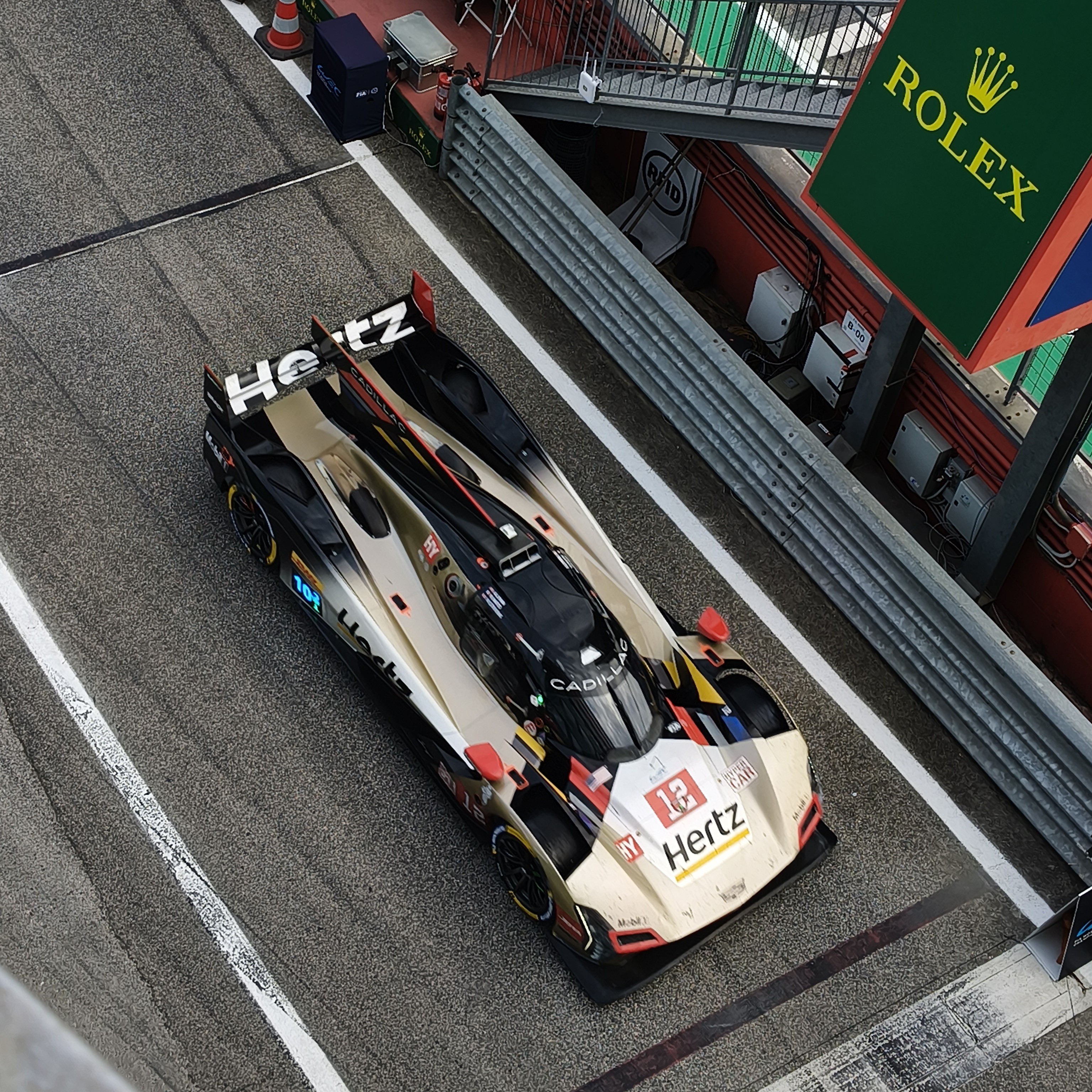 Cadillac in uscita pit lane