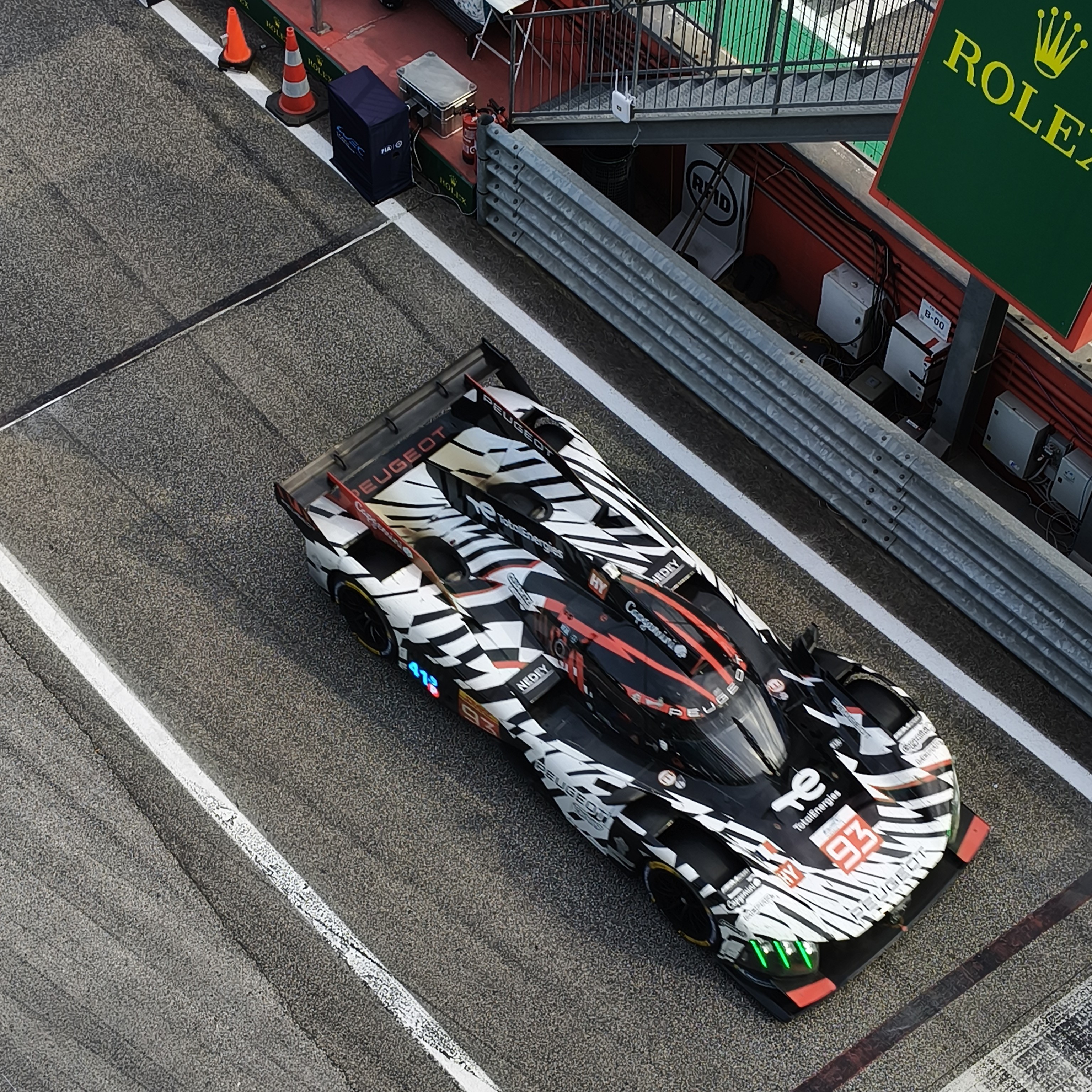 Peugeot in uscita pit lane